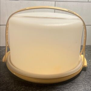 Vintage Tupperware Yellow and White Cake Carrier WITH handle. Exc preloved shape